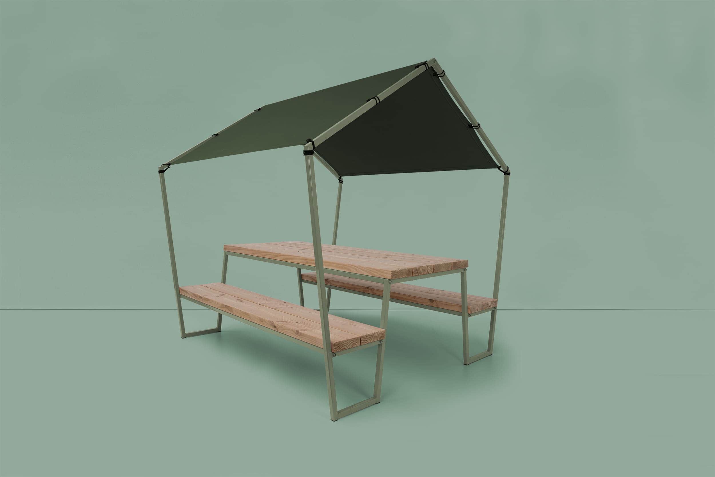 Picknicktafel met tentdoek er overheen in de vorm van een huisje.