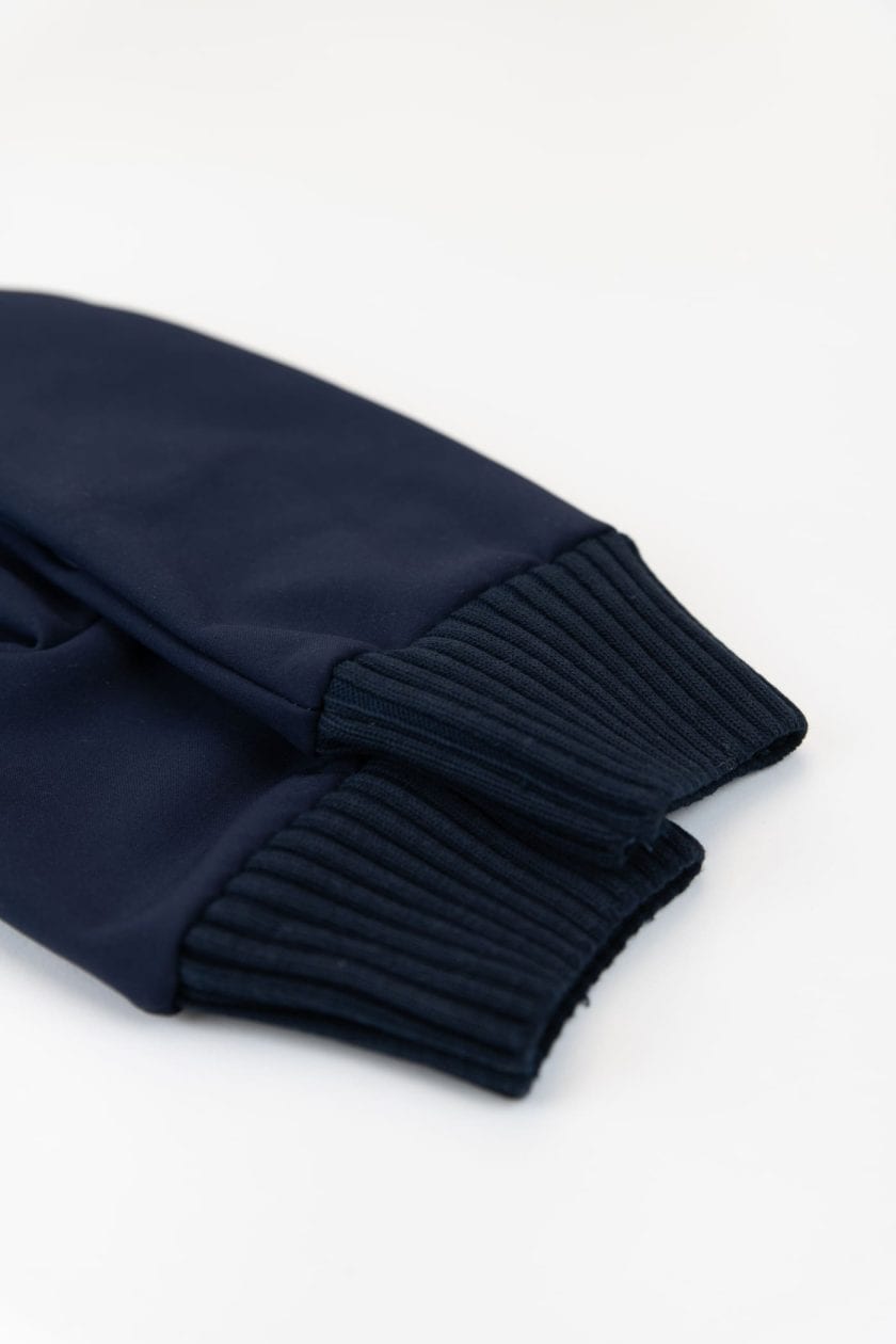 Deze warme waterafstotende wanten zijn gemaakt van een donkerblauwe softshell, een gebreid boord en gevoerd met fleece. Ze zijn licht en comfortabel en perfect om het hele jaar door te dragen. Deze comfortabele wanten zijn verkrijgbaar in één maat, medium. Om te meten of de maat van deze waterafstotende handschoenen voor jou geschikt is meet je de hand op het breedste punt zonder duim. De breedte van deze maat is 11 cm. Komt dit overeen of is je hand wat kleiner? Dan zijn deze subtiele wanten helemaal perfect voor jou!